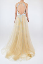 Vestido dorado de tul con flores bordadas en color azul - Image 2