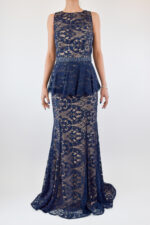 Vestido ivory de encaje azul marino con cinto de pedrería