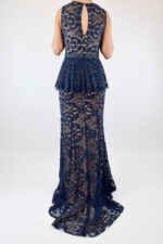 Vestido ivory de encaje azul marino con cinto de pedrería - Image 2