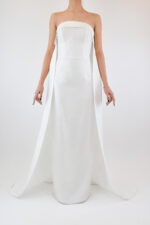 Vestido liso blanco strapless con cauda en corte A