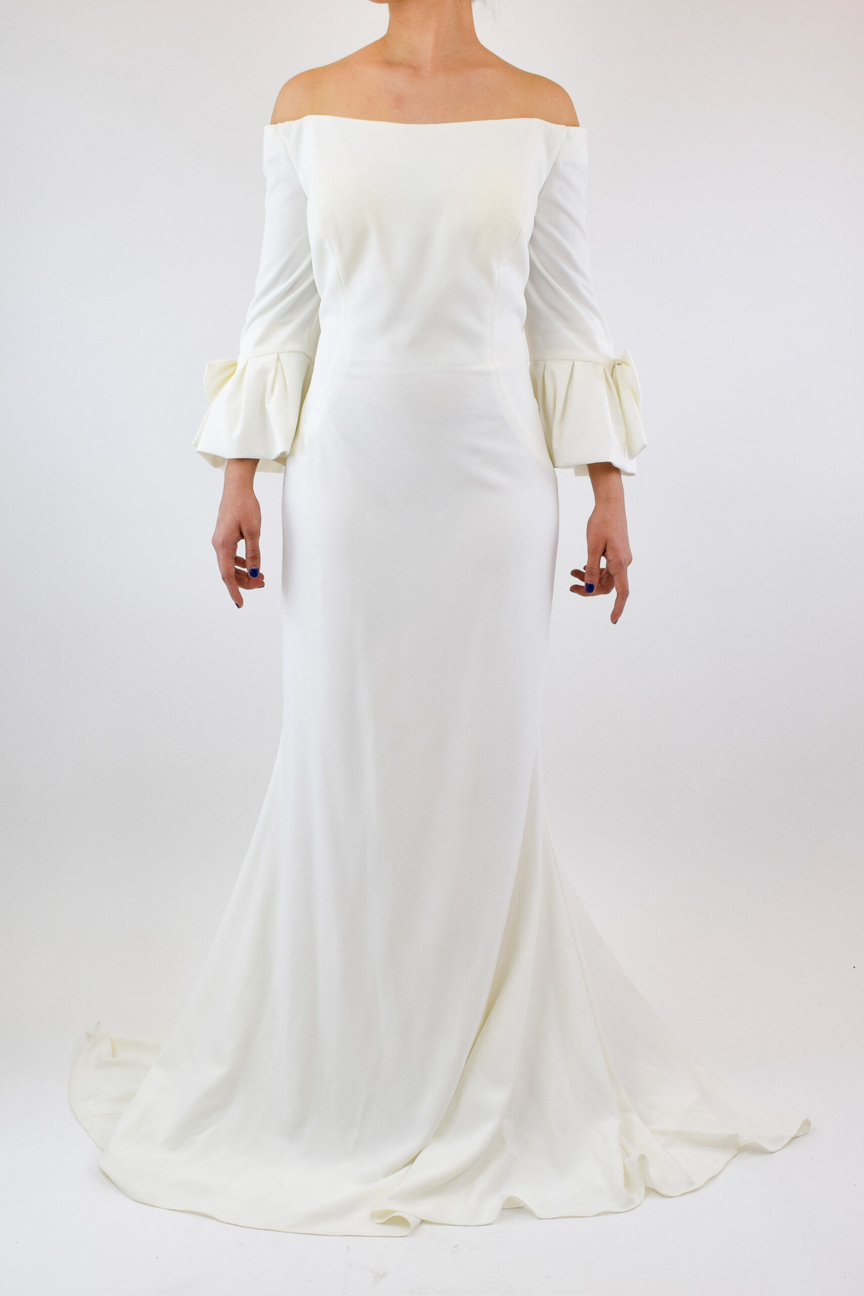 S-33 Vestido blanco de sirena con moños en manga tres cuartos - Image 1
