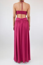 Vestido halter rosa con abertura en costados, olanes y escote en espalda - Image 2