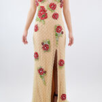 Vestido beige con rosas de pedrería escote en V
