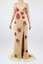 Vestido beige con rosas de pedrería escote en V