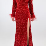 Vestido rojo de terciopelo con lentejuela y plumas en muñecas