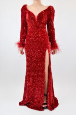 Vestido rojo de terciopelo con lentejuela y plumas en muñecas