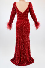 Vestido rojo de terciopelo con lentejuela y plumas en muñecas - Image 2