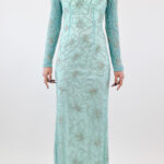 Vestido menta de manga larga con flores de pedrería bordada