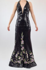 Vestido negro sin espalda de lentejuela con flores en parte inferior
