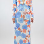 Vestido corto con flores de colores de manga larga con escote en V