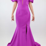 Vestido magenta de sirena con mangas abullonadas y escote triangular en espalda
