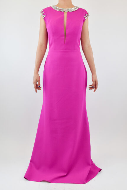 Vestido rosa corte sirena con cuello de pedrería