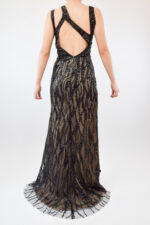 Vestido de lentejuela negro con beige con espalda asimétrica - Image 2