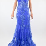 Vestido azul de tirante delgado y corte sirena con lentejuela