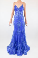 Vestido azul de tirante delgado y corte sirena con lentejuela