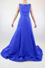Vestido azul rey en corte A sin espalda y cuello cuadrado