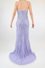 Vestido lila con pedrería en diseño de picos, corte recto y escote de corazón - Image 2
