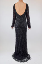 Vestido negro en corte sirena de manga larga con lentejuela y pedrería colgante - Image 2