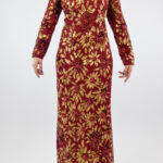 Vestido rojo de lentejuela con diseño floral dorada