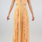 Vestido naranja con abertura en costados, olanes en hombros y escote en espalda