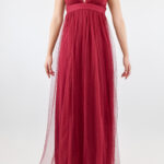 Vestido rojo de falda de tul con espalda cruzada y escote en V