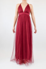 Vestido rojo de falda de tul con espalda cruzada y escote en V